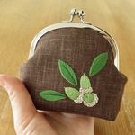 手刺繍のがま口〈ドングリ〉