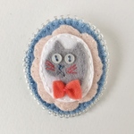 メメ ブートン R／フェルトと刺繍とビーズのブローチ