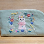 【19600908様オーダー作品】刺繍ファスナーポーチ 〜花冠の猫〜