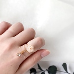 -蜜花-  ミニホワイトローズと蜜蜂のセットリング(薔薇/バラ/ミツバチ/オープンリング/フリーサイズ/チェーンリング/ディップアート/白)