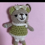 オパール毛糸で編んだ(身体)白いおパンツを履いたくまさんのキーホルダー