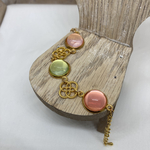 淡色カラーの優しい色合いのブレスレット