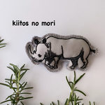 サイの手刺繍ブローチ（グレー）