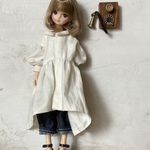 リカちゃん服＊小さい角襟前上がりヘムワンピース・オフホワイト