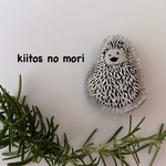 ハリネズミの手刺繍ブローチ（グレー）