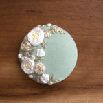 刺繍くるみボタン（ヘアゴム/ブローチ）