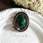 黒い蝶々がとまったグリーンのビーズ刺繍ブローチ❇アンティーク調  マーブル 大ぶり