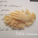 お花と手のカボッションブローチ