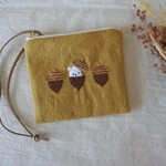 シロクマくんとどんぐり　刺繍　カードケース　ファスナーポーチ