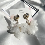 雫ビジュー × ボリューム花びら ピアス