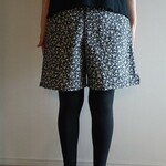 小花柄ストレッチツイル生地のショートパンツ（ブラック）