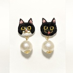 【 オーダー 】黒猫ちゃんと白黒はちわれ猫ちゃんのコットンパール付き刺繍ピアス   うちの子オーダー
