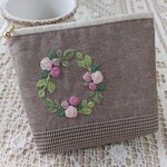 ✨手刺繍ポーチ（やや大きめ）ローズリース🌹✨