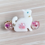 白猫とお花(アリッサム)のヘアクリップ　レジン