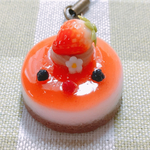 イチゴムースケーキ(丸型)🍓ストラップ