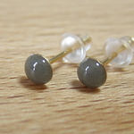 【グレーオニキス 4mm】半球カボション一粒ピアス サージカルステンレス アレルギー対応