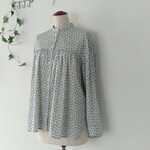 【送料無料】小花柄のバンドカラーブラウス