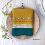 【刺繍とパッチワークの鍋敷き＆鍋つかみ　黄色】オイルパステルで描いた手作りのカード付き。お誕生日プレゼントやプチギフトにおすすめ