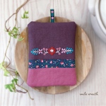 【刺繍とパッチワークの鍋敷き＆鍋つかみ　紫】オイルパステルで描いた手作りのカード付き。お誕生日プレゼントやプチギフトにおすすめ