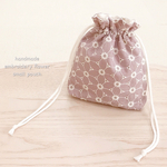 くすみピンクの刺繍花柄巾着ポーチ  