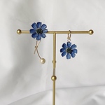 2way革花イヤリング*コスモス(くすみブルー)/秋の揺れるレザーアクセサリー/アレルギー対応