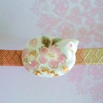 猫の帯留め　陶器 　桜柄