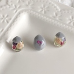 𝕜𝕦*𝕞𝕠𝕞𝕠𖦥⚘𖡡秋に見つけたちょっと小さな石ころ レジン フラワー ピアス アッシュグレイカラー