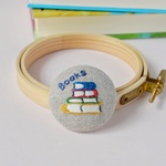 SALE 【 ブローチ 】刺繍 くるみボタン ( 3.8cm )　( 本 Book )