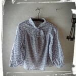 ドットのギャザーブラウス 丸リボン ホワイト×スカイグレー 8分袖