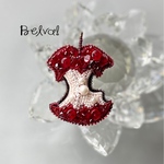 ビーズ刺繍のブローチ　-リンゴの芯　apple core-