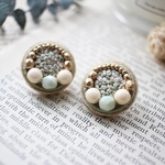ビーズ刺繍＊ピスタチオグリーンまんまる刺繍ピアス