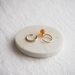 ear cuff kohaku       　　　　               　　 　イヤカフ　イヤーカフ　ゴールド　べっこう　琥珀　槌目　新作　細め