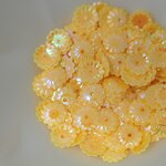 スパンコール 6mm 約340枚(約4g) 菊 カップ オーロラ 黄 (SKC06AYLHL00)