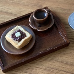 ミニチュア小倉バタートーストとコーヒー