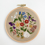刺繍　ファブリックパネル　秋色に染まる野花ー　植物　(ベージュ×赤)(M)