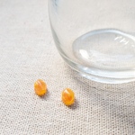小粒ピアス(橙)