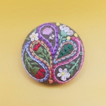 刺繍くるみボタンブローチ・ヘアゴム《華.色もよう》×モスグリーン  手刺繍   クリスマスツリーのオーナメント(飾り)