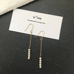 小さなパールの揺れるピアス