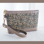 ★リバティレザーコンビバッグポーチ　チャイブ　Chive　あずきミルク　もち手ストラップ付き　21×12.5×4cm　中布　1＋2分割ポケット