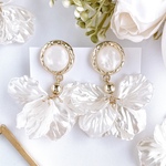 ♢white×flowertasselピアス/イヤリング♢　サージカルステンレス/シリコンカバー