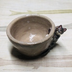 ネズミを捕まえたはいいけどどうしていいか分からないキジトラねっこぐい呑