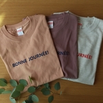 Bonne journee! フランス語ロゴTシャツ【コーラルベージュ】ユニセックス Mサイズ くすみカラー