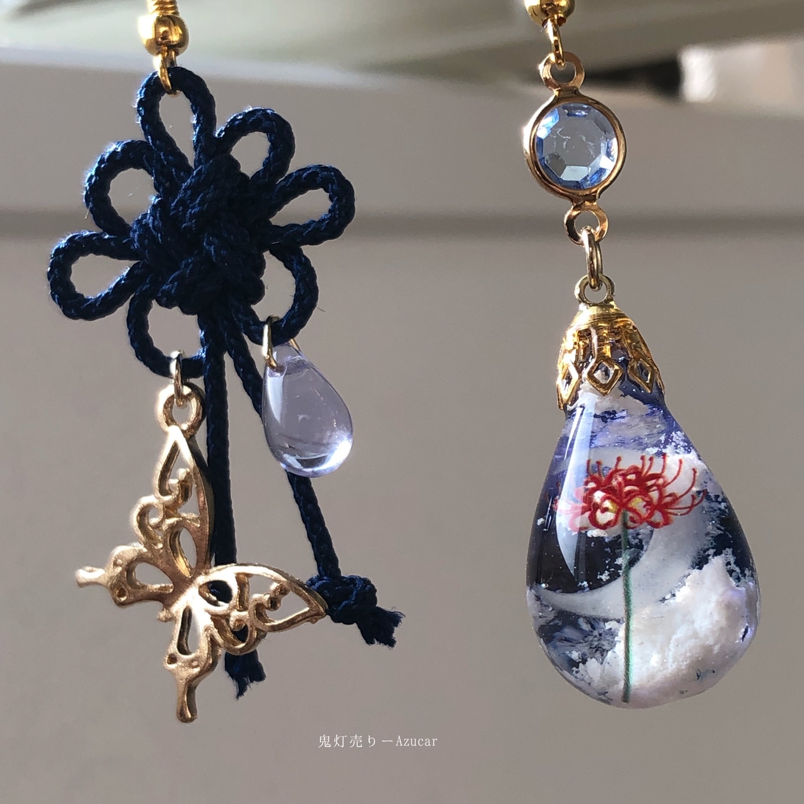 藍色の空に彼岸花と花結びのピアス イヤリングオルゴナイトのドロップ 