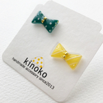 小さなリボンのチタンピアス（緑&黄）