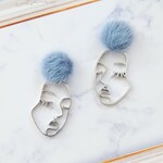 くすみブルーの個性的なお顔ピアス