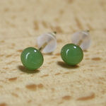 【砂金水晶グリーンアベンチュリン 4mm】半球カボション一粒ピアス サージカルステンレス アレルギー対応