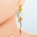 ゴールドカラーのロングピアス ①