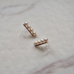 小さなパールとゴールドバー　ノンホールピアス / ピアス #パール