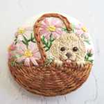 【コスモスと子犬のバスケット】刺繍ブローチ 38mm