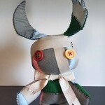 手乗りサイズのウサギ？のぬいぐるみ「リスゥサギ」ハロウィン・ゾンビイメージモデル(フェルト灰色&緑&水色&ピンク・茶木白木ボタン目)